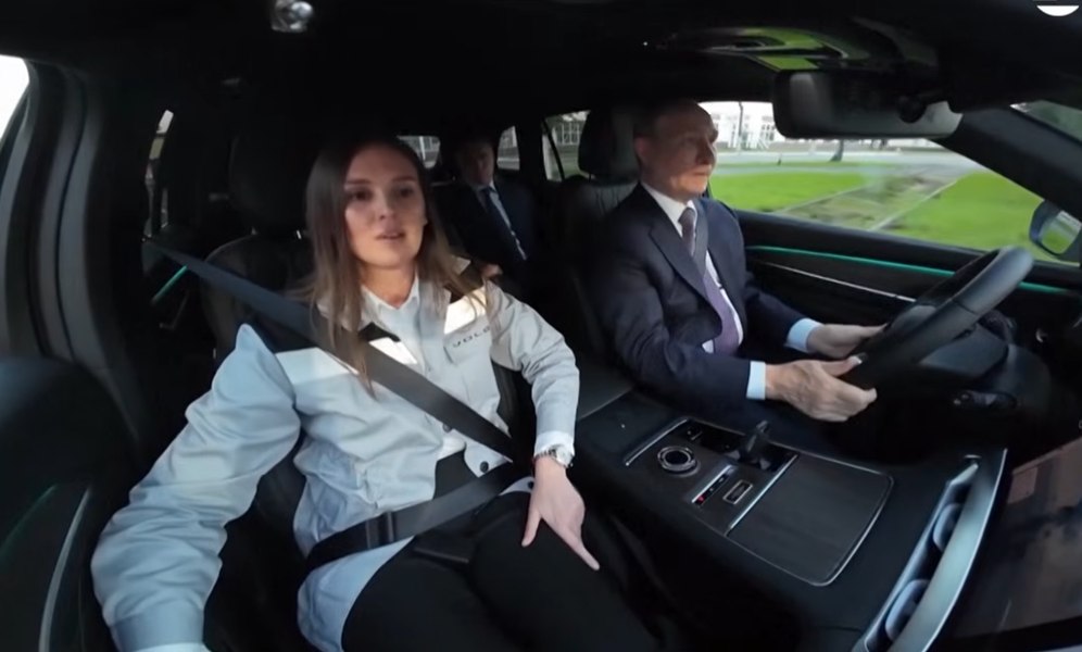 Vladimir Putin a făcut un test-drive cu un automobil rusesc conceput în China