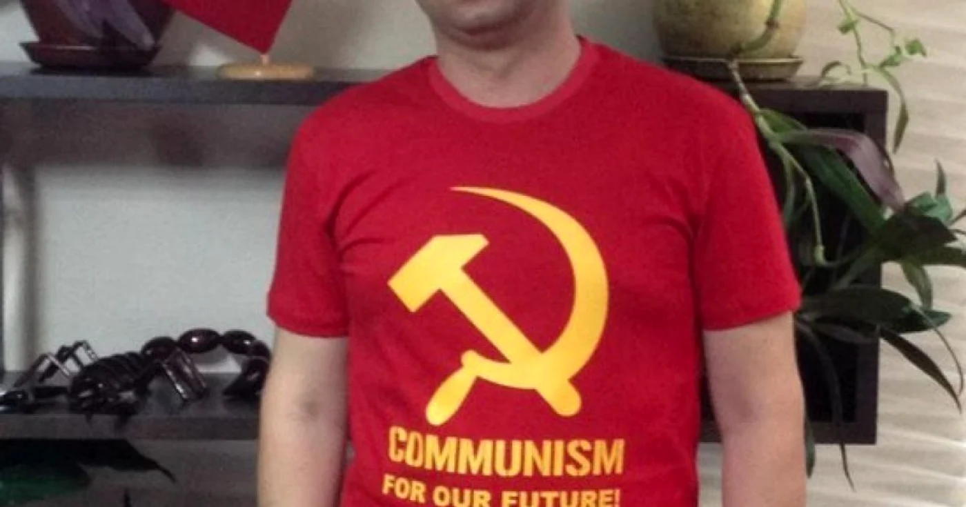 Foto: Arthur Reşetnicov, numit şef la SIS de Vladimir Voronin
şi actuala propunere a guvernului Plahotniuc/Filip pentru funcţia de
judecător la Curtea Constituţională. Aici cu un tricou roşu pe care
scrie în limba engleză „comunism pentru viitorul nostru“.
