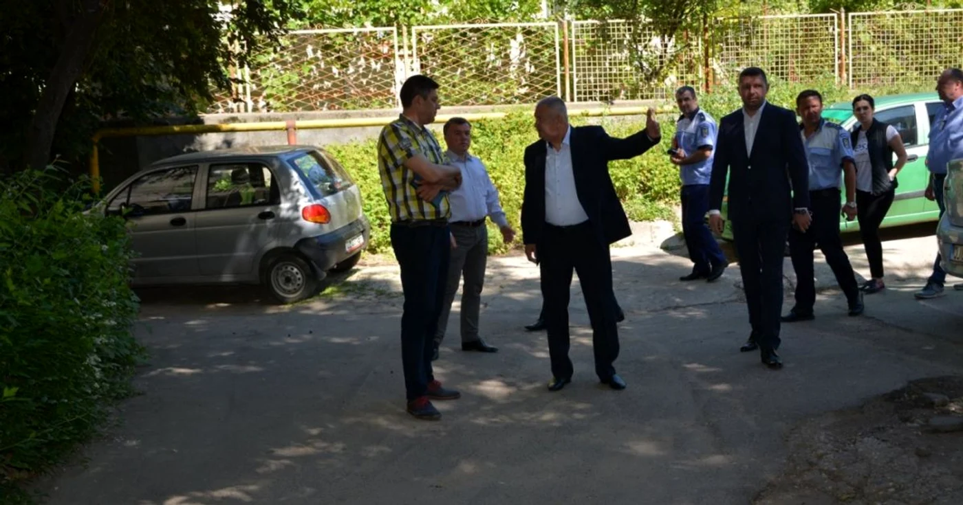 Primarul oraşului(în centrul imaginii), la discuţii privind găsirea unor soluţii de trafic în centurl oraşului FOTO PMC