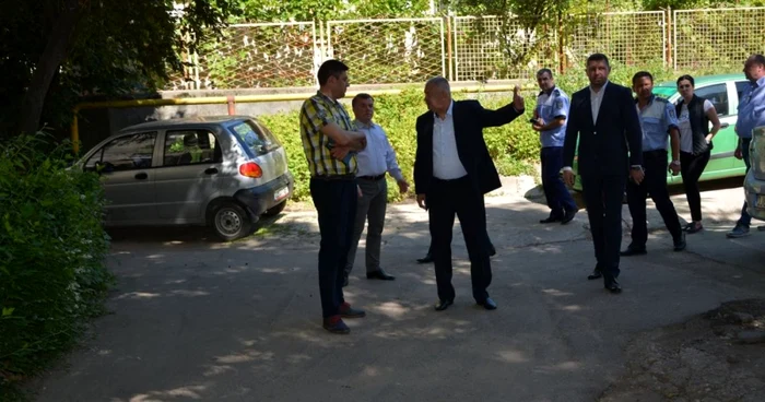 Primarul oraşului(în centrul imaginii), la discuţii privind găsirea unor soluţii de trafic în centurl oraşului FOTO PMC