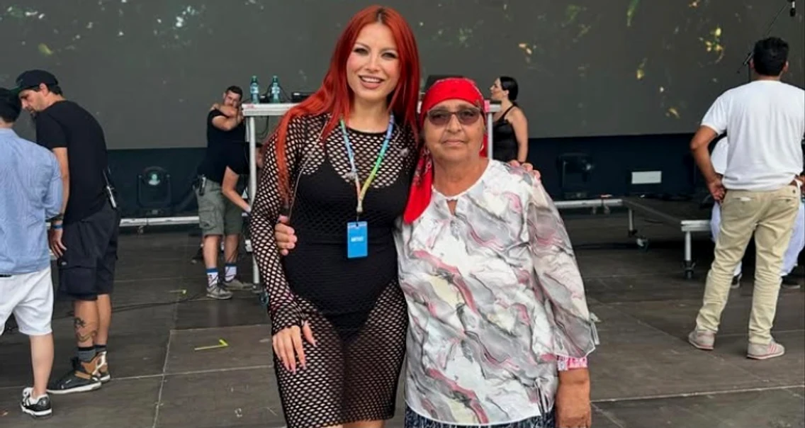 Elena Gheorghe a cântat alături de Tanti Mioara de la Vărbilău, pe scena Electric Castle de la Bonțida foto: arhiva personală 