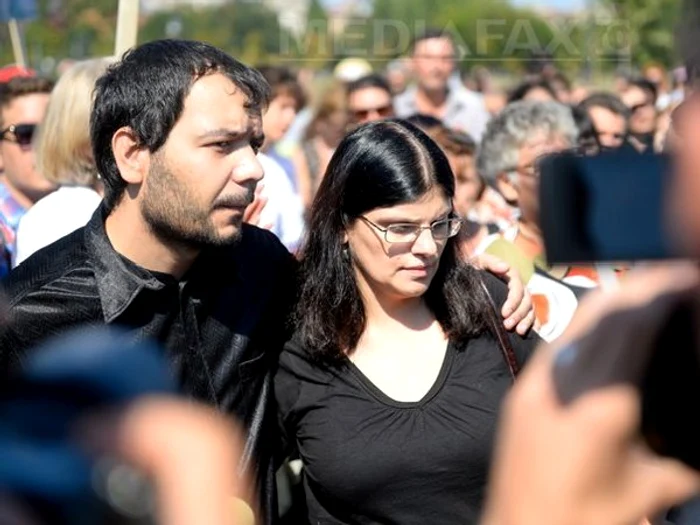 
    Părinţii lui Ionuţ cer despăgubiri de 3,2 milioane de euro de la proprietarul terenului unde a avut loc tragedia şi Administraţia Domeniului Public Sector 2.  