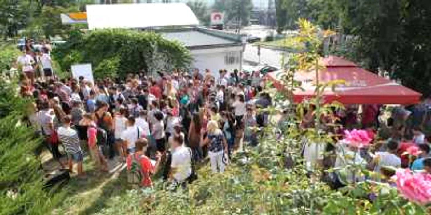 Tinerii s-au îmbulzit la poarta Consulatului, de îndată ce s-a dat start depunerii dosarelor FOTO: Tudor Iovu