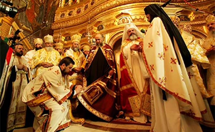 Autorităţile române ignoră recomandarea Comisiei Europene ca liturghiile să aibă loc online sau la tv