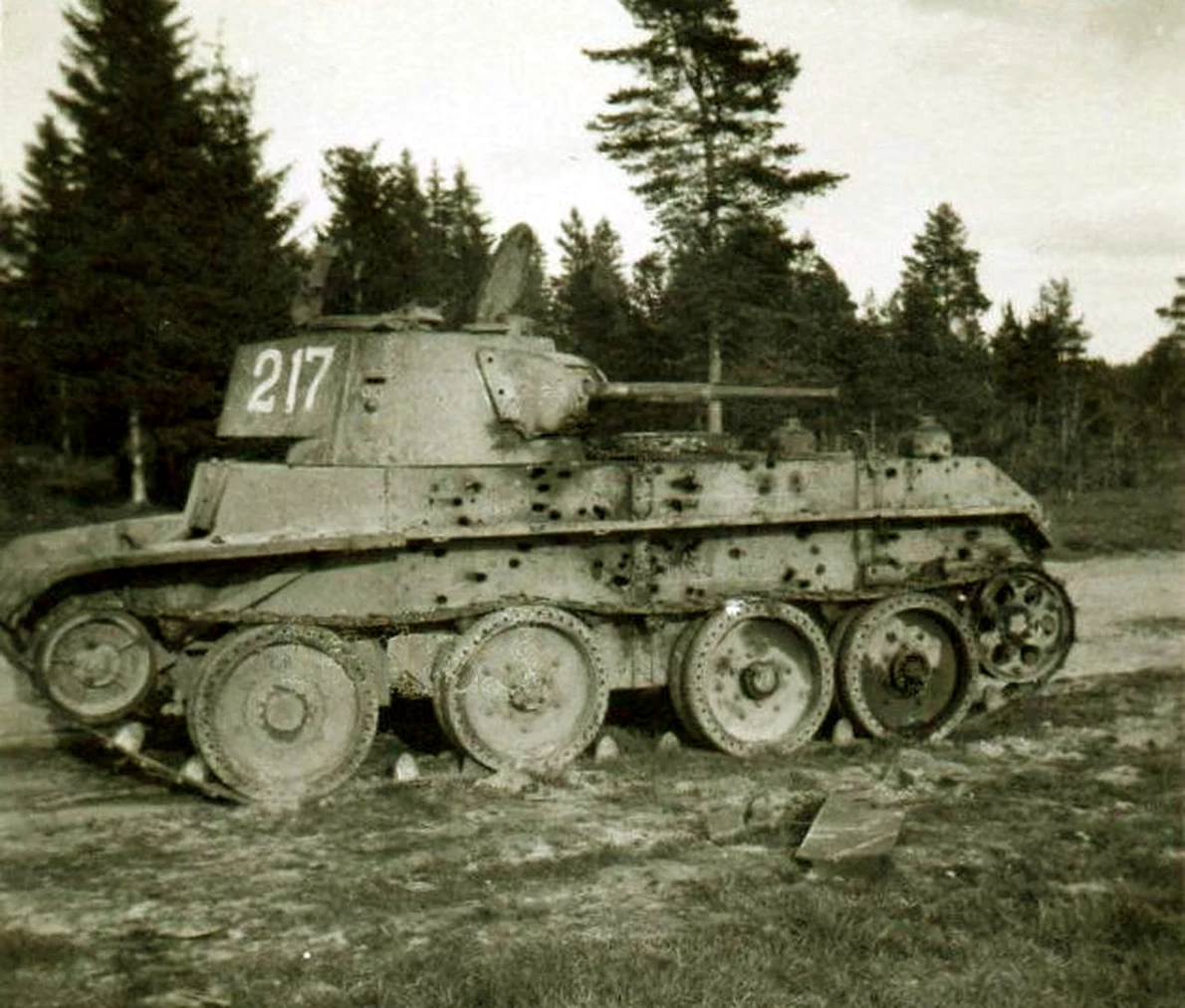 Tanc sovietic BT-7, distrus de ofensiva germană