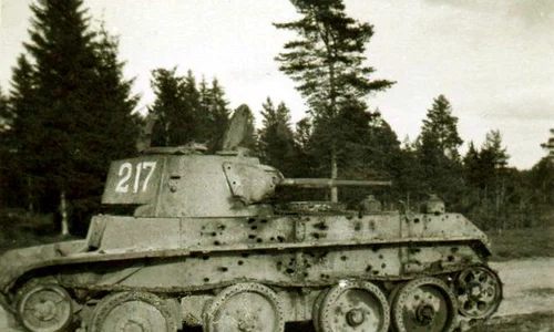 Tanc sovietic BT-7, distrus de ofensiva germană