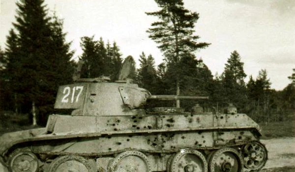 Tanc sovietic BT-7, distrus de ofensiva germană