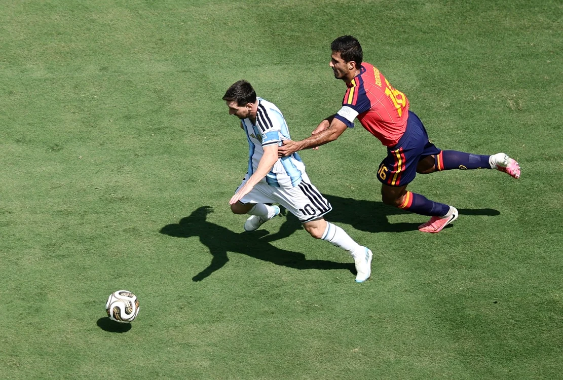 Spaniolii îl păzesc cu strictețe pe Leo Messi (Foto: EPAImages)