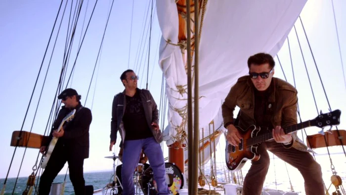 Cadru din videoclipul trupei Direcţia 5 - «Ce mai faci?»