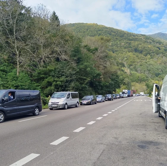 Traficul pe Valea Oltului blocat zeci de minute de un șofer în semn de protest Foto Alin Marian Cyob