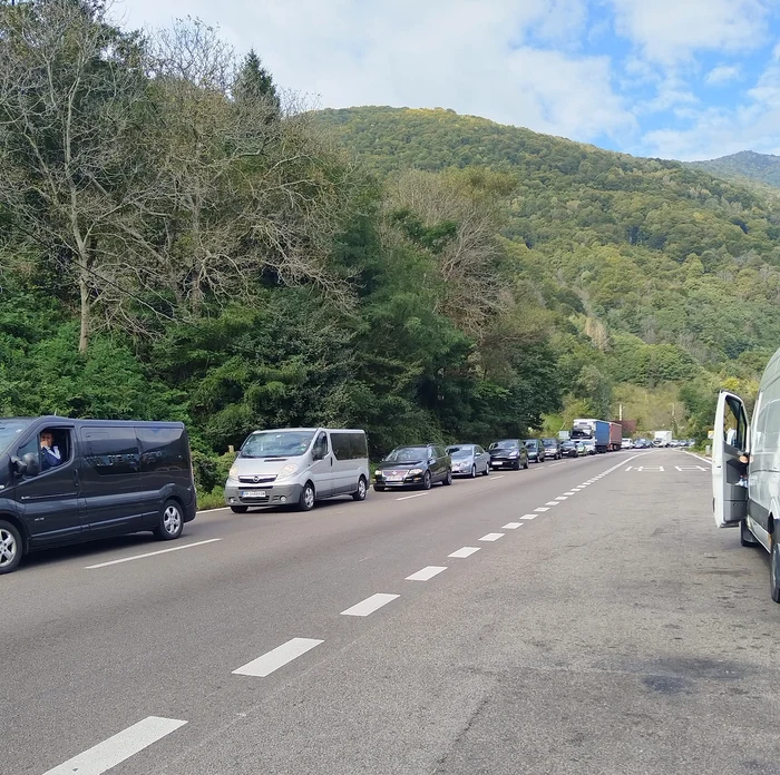 Traficul pe Valea Oltului blocat zeci de minute de un șofer în semn de protest Foto Alin Marian Cyob