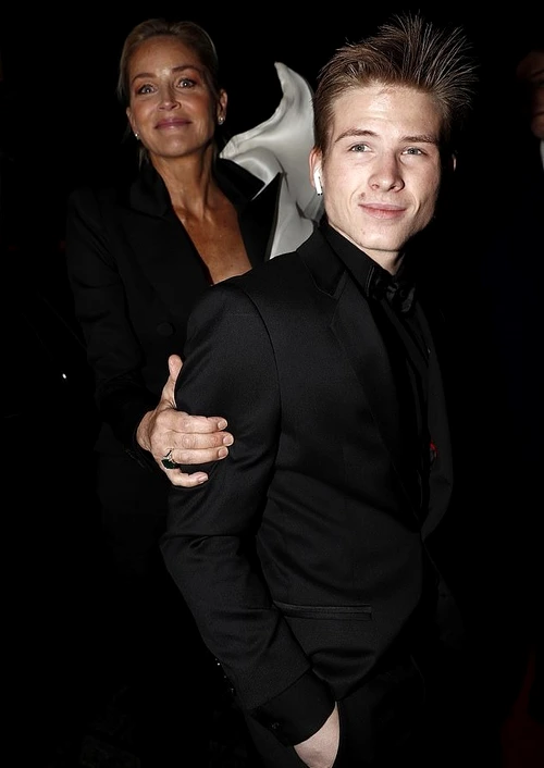 20655882 7653429 gone she placed her hand on her sons arms as they headed inside a 93 1573020781151 jpg jpeg