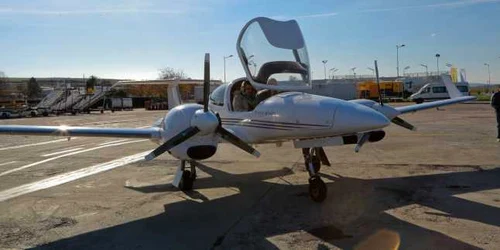 uioreanu in avion pista aeroport cluj 