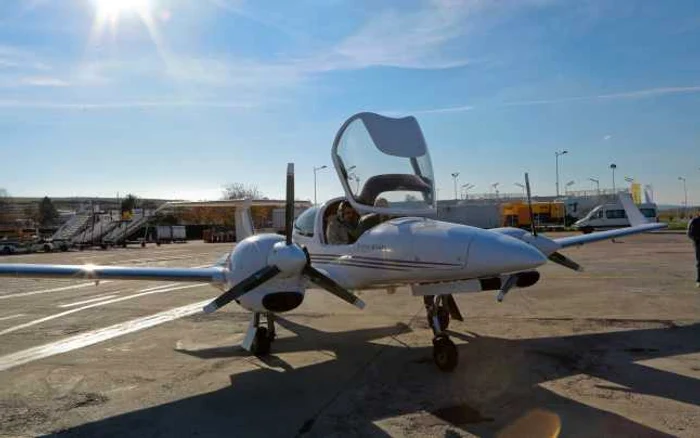 Preşedintele CJ Cluj, Horea Uioreanu la bordul avionului cu care a inspectat pista. FOTO: CJ Cluj