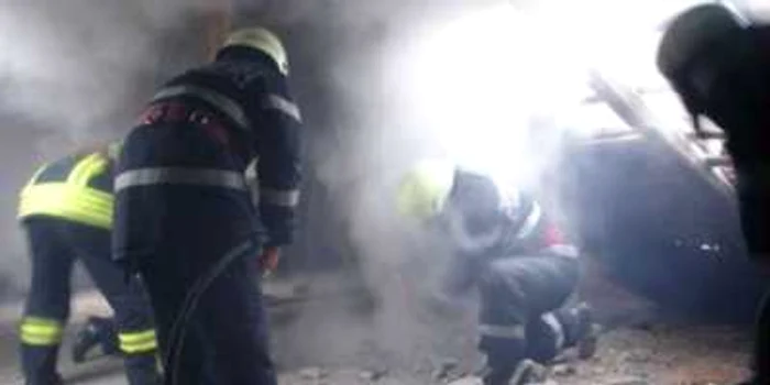 Flăcările s-au întins pe o suprafaţă de 50 mp