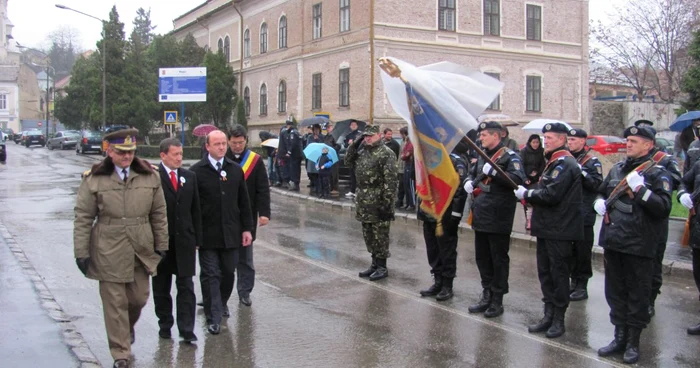 Oficialităţile au primit onorul pe o ploaie torenţială