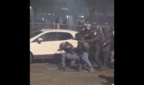 Polițist, aproape să fie linșat de protestatari, în Torino. Manifestanții au aruncat cu pietre și cocktailuri Molotov în oamenii legii. Peste 30 de ofițeri au fost răniți