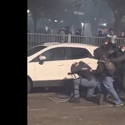 POLITIST BARUT DE MANIFESTANTI UN tORINO CAPTURA X png