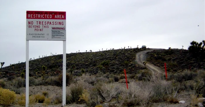 Panou de avertizare la intrarea în Area 51