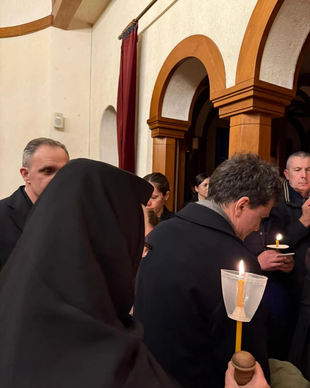 Apariție surpriză a președintelui Nicușor Dan la Mănăstirea Cornu, în Vinerea Mare: „Printre oameni, fără anunț, fără protocol”. S-a fotografiat cu un lider PSD