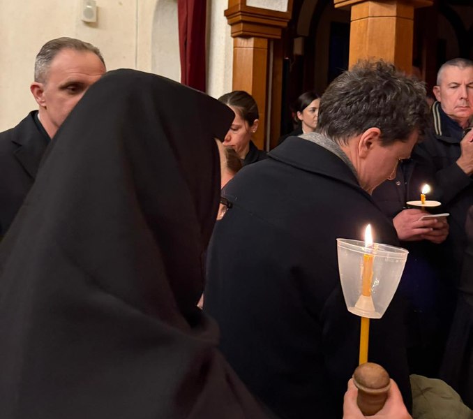 Apariție surpriză a președintelui Nicușor Dan la Mănăstirea Cornu, în Vinerea Mare: „Printre oameni, fără anunț, fără protocol”. S-a fotografiat cu un lider PSD