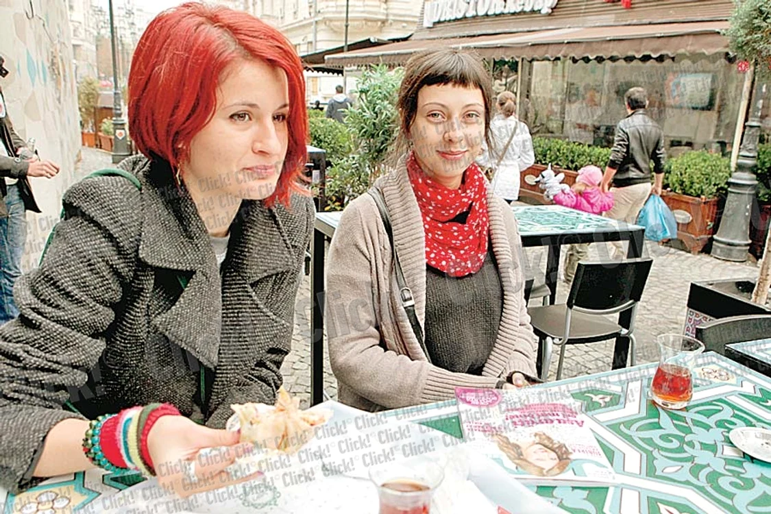 Deşi e un adevărat pericol  să te plimbi pe străzile  din Centrul Istoric, ieri era plin de bucureşteni (Fotografii: Roberto Sălceanu)