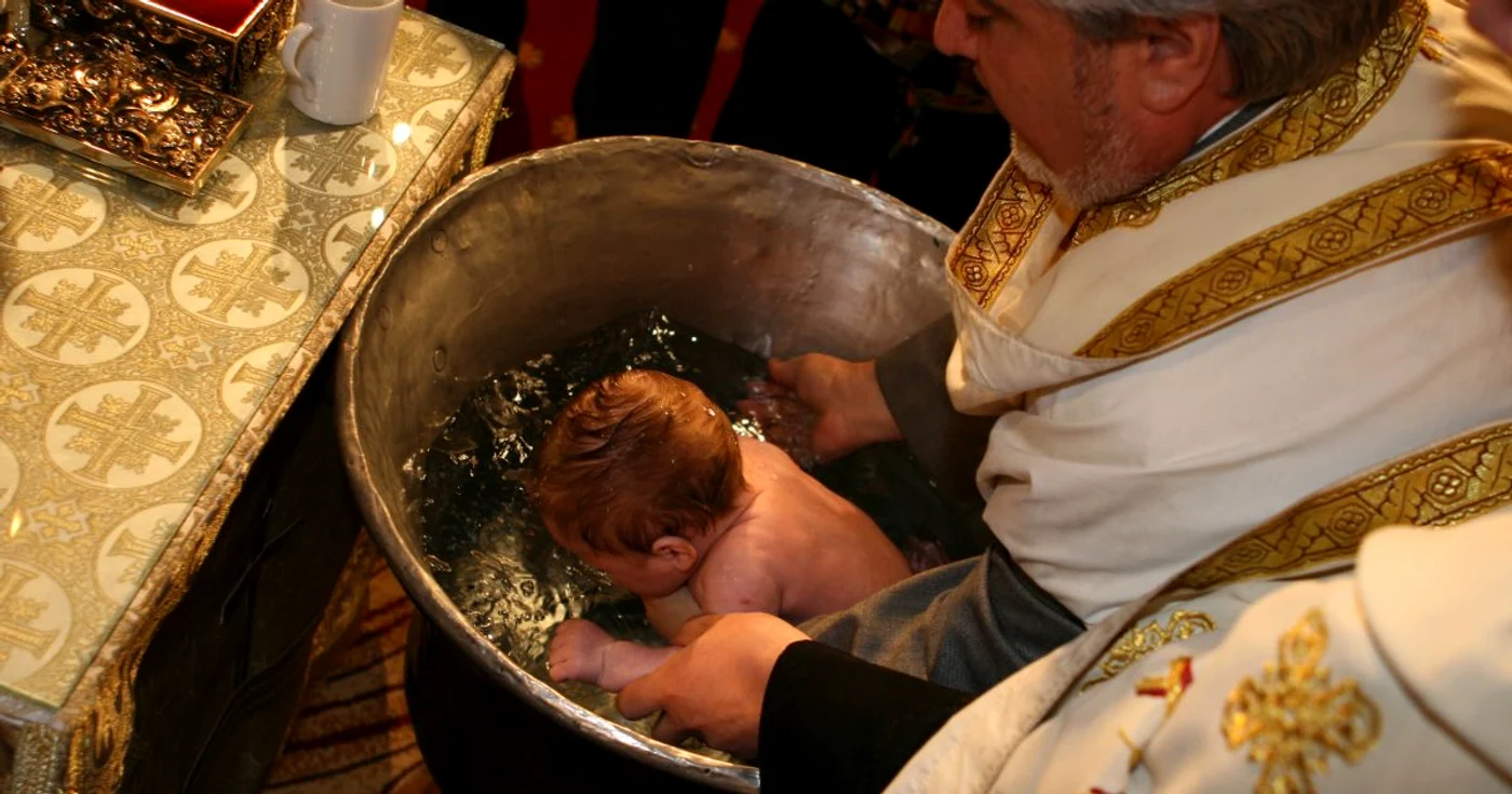 Ce trebuie să facă naşii la Botez, dar, mai ales, cu înseamnă a fi naş? Funcţia naşului este aceea de a desemna un părinte spiritual, un garant, un martor.