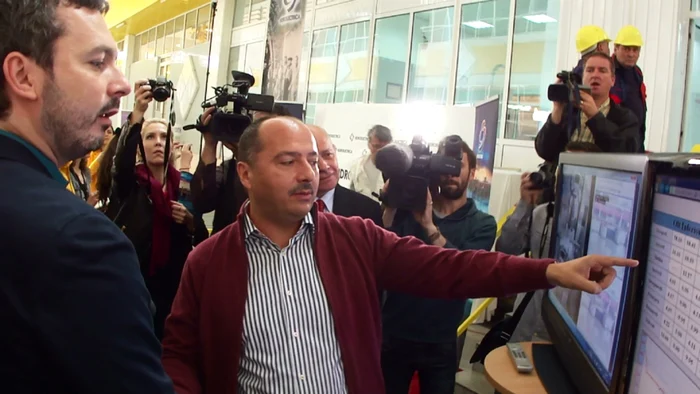 Remus Borza, administratorul Hidroelectrica SA, arătându-i ministrului Energiei mecanismul de funcţionare al pompajului hidrocentralei de la Frunzaru (FOTO: Mugurel Manea)