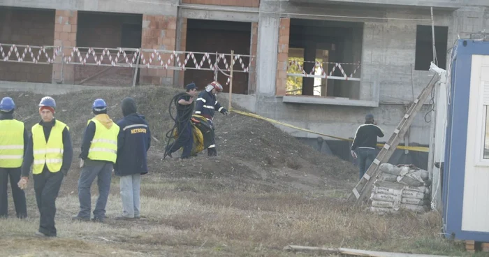 Muncitorul a murit sub dărâmături