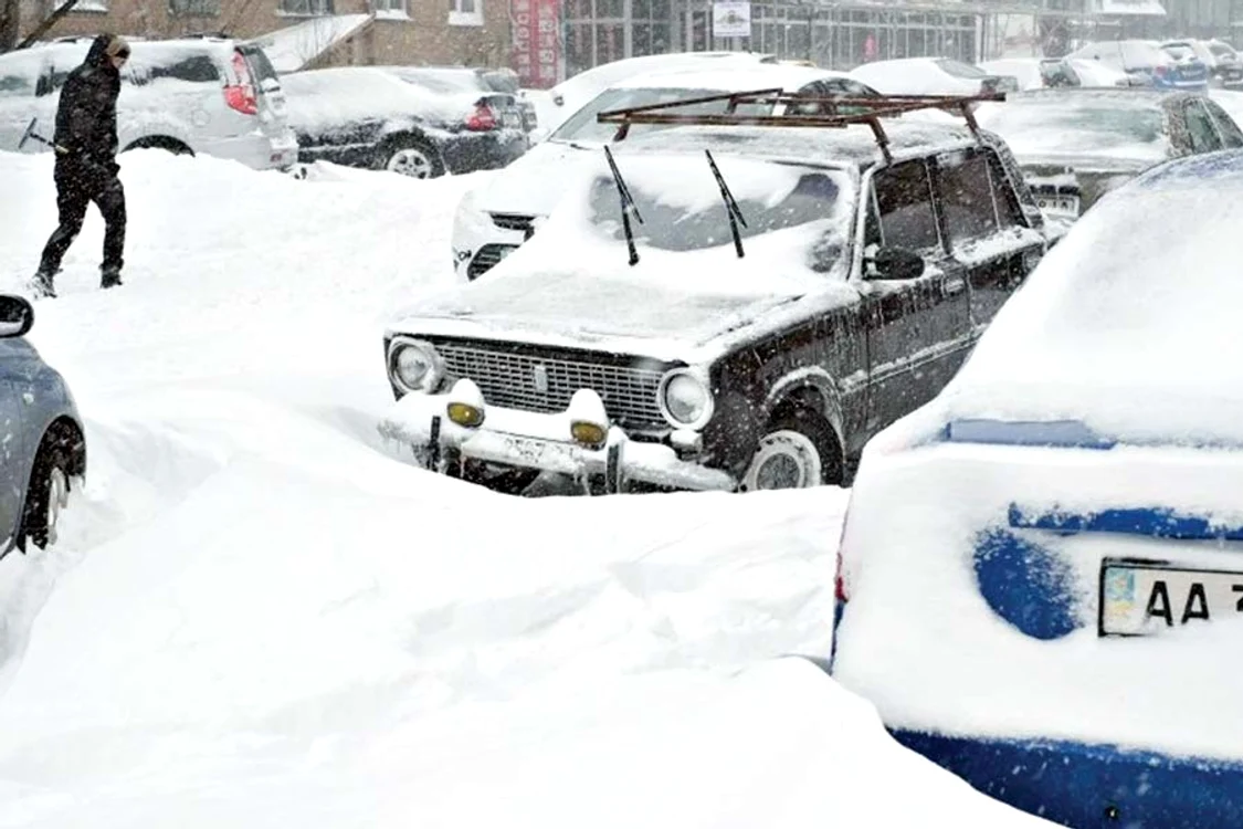 Pe autostrăzi s-au format  troiene de doi metri