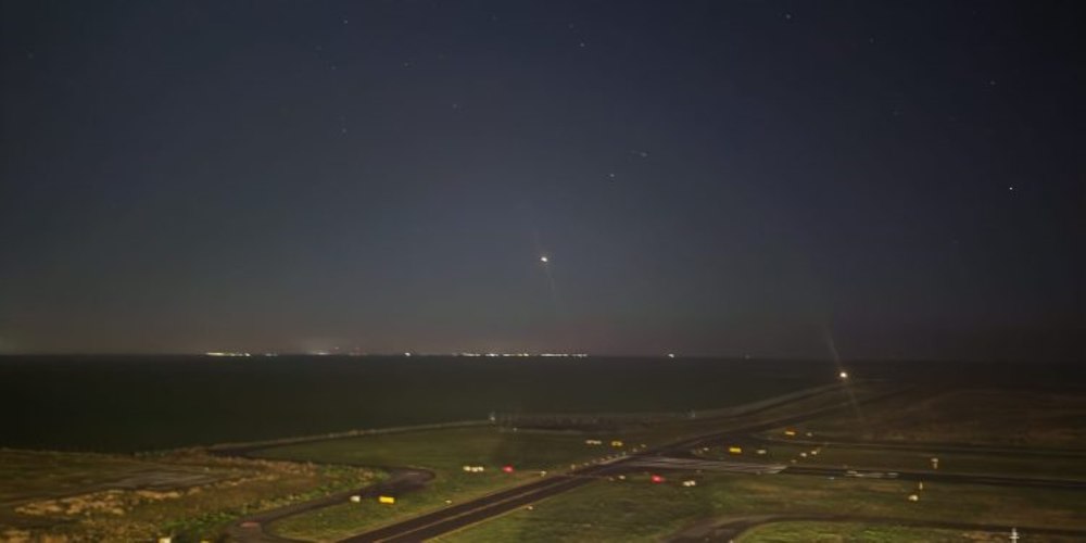Un obiect luminos necunoscut a fost observat staţionând pe cer deasupra Aeroportului Tuzla. „Am rămas între OZN și planeta Venus”
