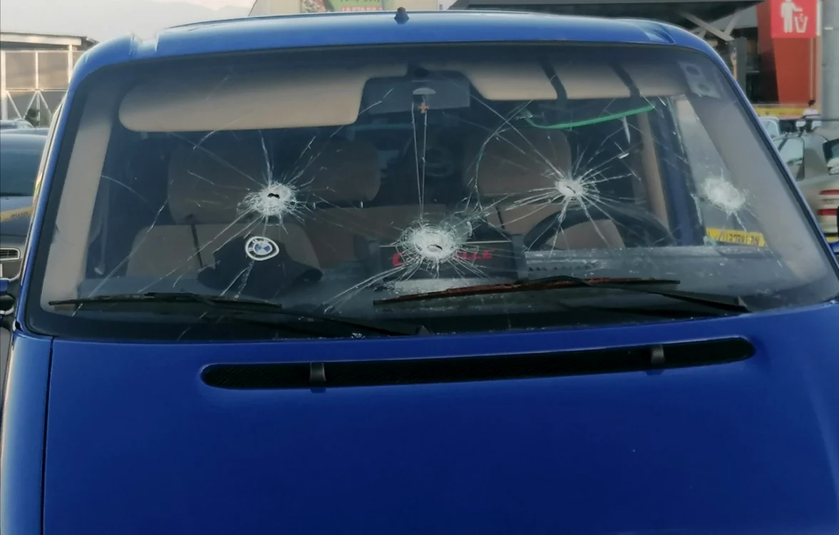 Copil de 12 ani înjunghiat în urma unei altercaţii între două clanuri din Sibiu în parcarea Mall-ului Şelimbăr - imagine cu una din maşinile distruse Foto Sibiu Independent