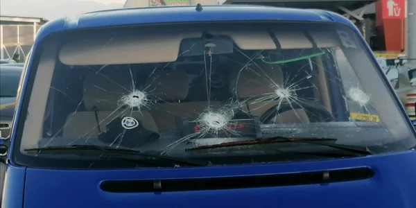 Copil de 12 ani înjunghiat în urma unei altercaţii între două clanuri din Sibiu în parcarea Mall-ului Şelimbăr - imagine cu una din maşinile distruse Foto Sibiu Independent