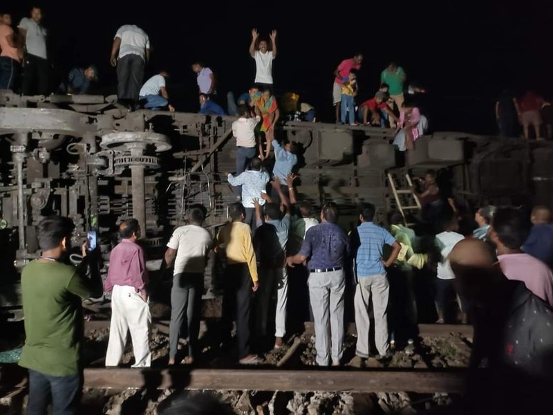 Cel puțin 50 de morți și sute de răniți, după ce două trenuri s-au ciocnit în India VIDEO
