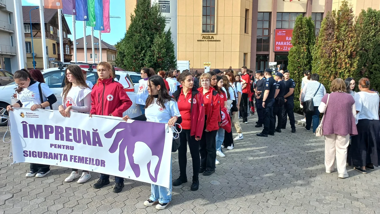 Sute de brașovence au ieșit în stradă pentru siguranța femeilor FOTO Ioan Buciumar