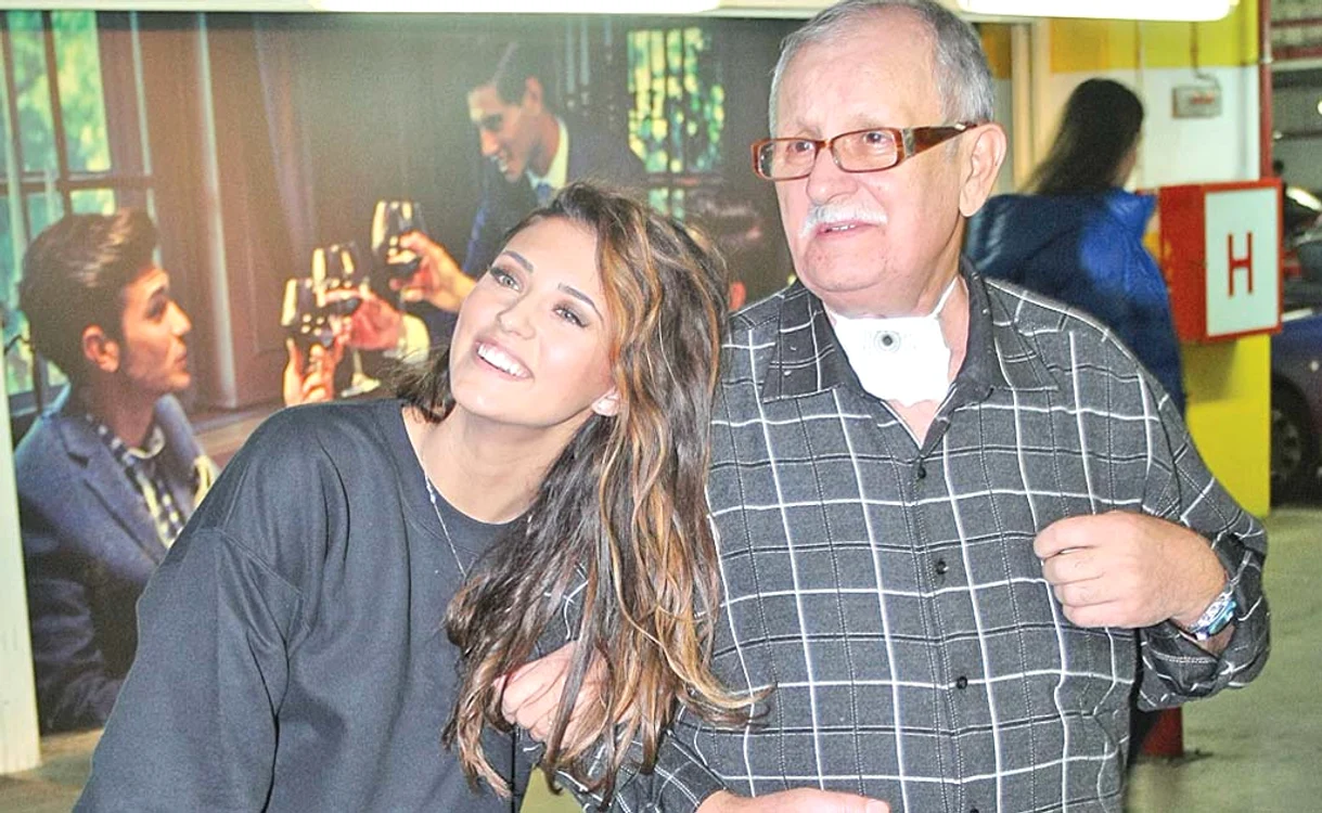 
    Mihai Constantinescu (71 de ani), bunicul Antoniei, se luptă în prezent cu o boală gravă. Toată familia îi este alăturifoto: revista ciao!  