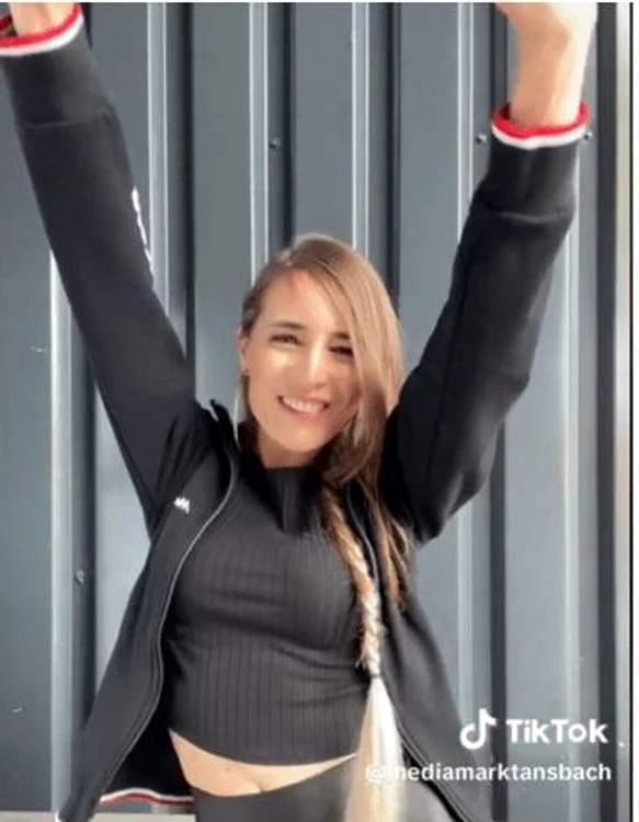 Sandy, angajata care dansează în magazin FOTO Captură video