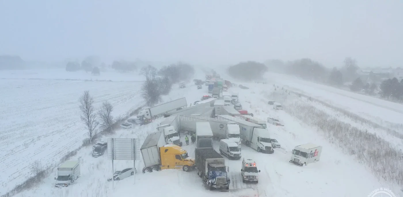 Poliția din Michigan a închis complet ambele sensuri de circulație. FOTO: X/@silentpolitics1