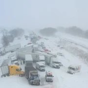 Peste 100 de vehicule au fost implicate într-un carambol de proporții, luni, 19 ianuarie, în Michigan SUA FOTO: X/@silentpolitics1