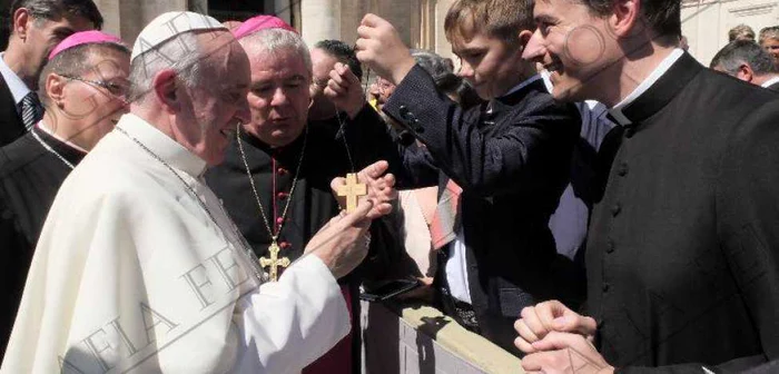 Vasilică i-a dăruit o cruce Papei Francisc