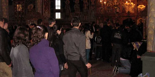 Credincioşii au făcut cozi pe ultima sută de metri pentru a-şi mărturisi păcatele