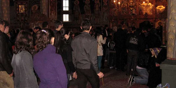 Credincioşii au făcut cozi pe ultima sută de metri pentru a-şi mărturisi păcatele