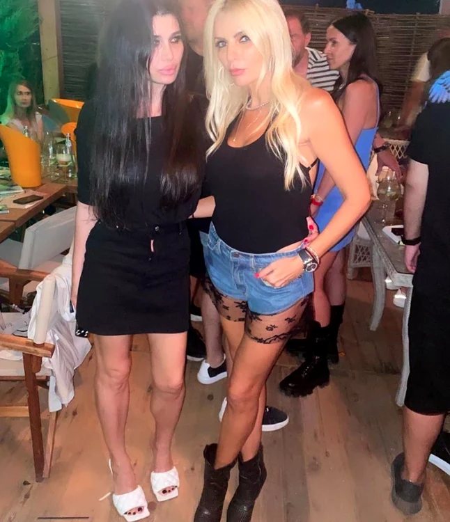 Seara, Elena Băsescu a ieșit cu prietenele în club