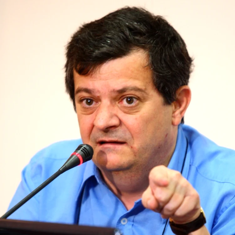 
    Cristian Sima cunoaşte poveşti interesante din culisele politicii româneştiFoto: Mediafax  