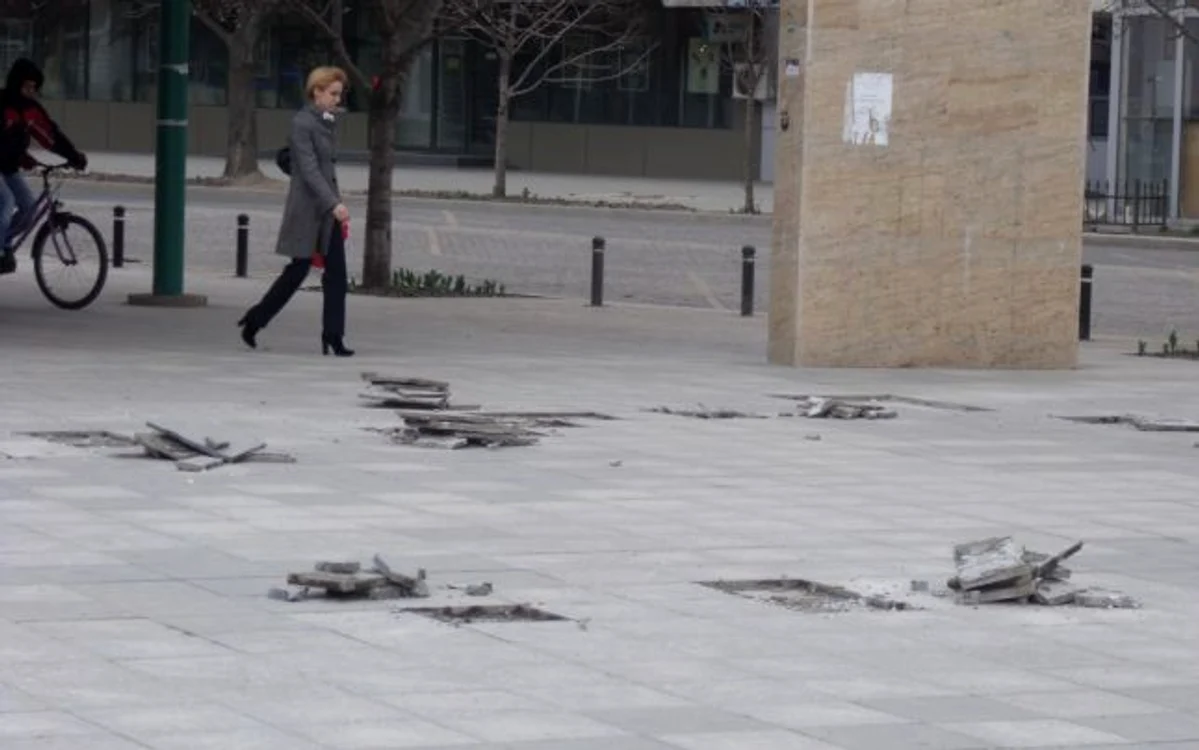 Pavimentul din centrul oraşului a cedat