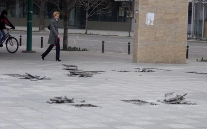 Pavimentul din centrul oraşului a cedat