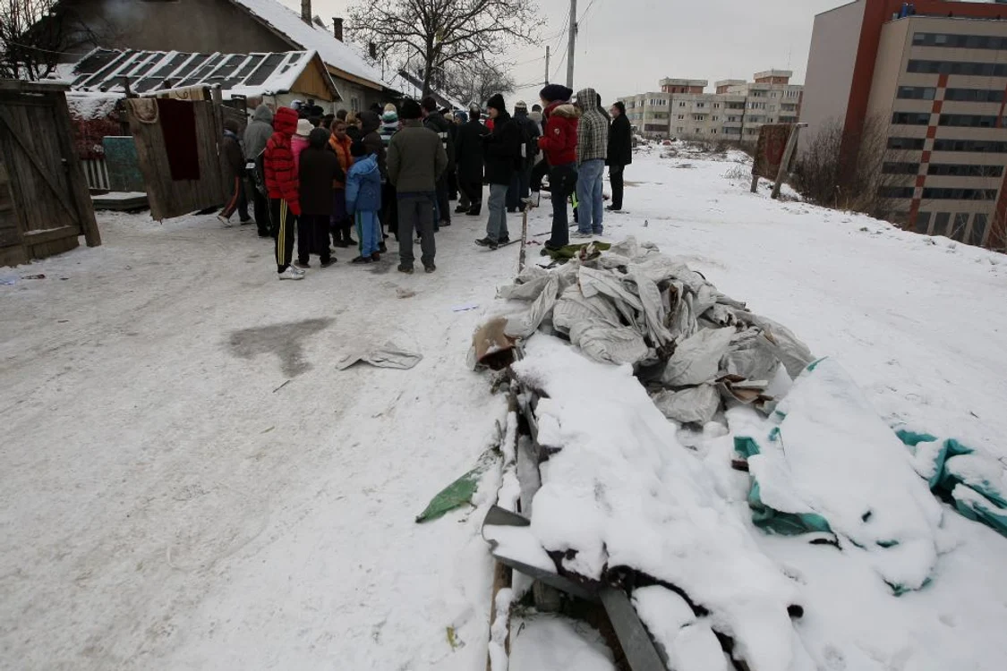 Romii de pe strada Coastei nu vor să plece la Pata Rât. FOTO: Caius Raţiu