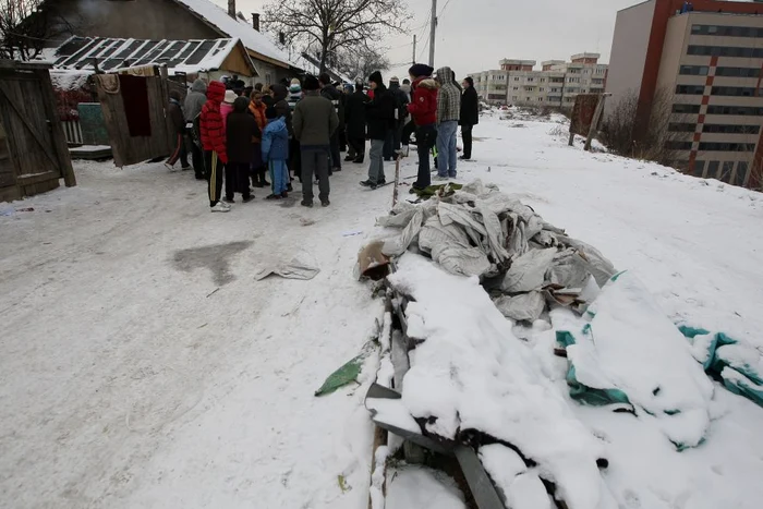 Romii de pe strada Coastei nu vor să plece la Pata Rât. FOTO: Caius Raţiu