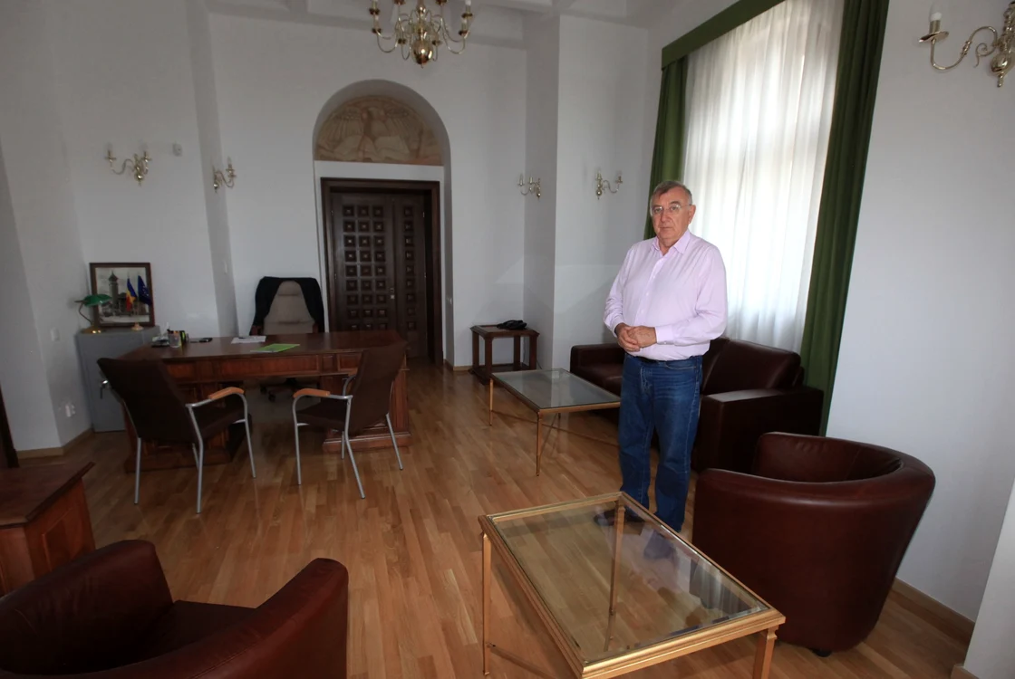 Biroul edilului sectorului 1 e mult mai aerisit decât era înainte de restaurare (foto: Roberto Sălceanu)