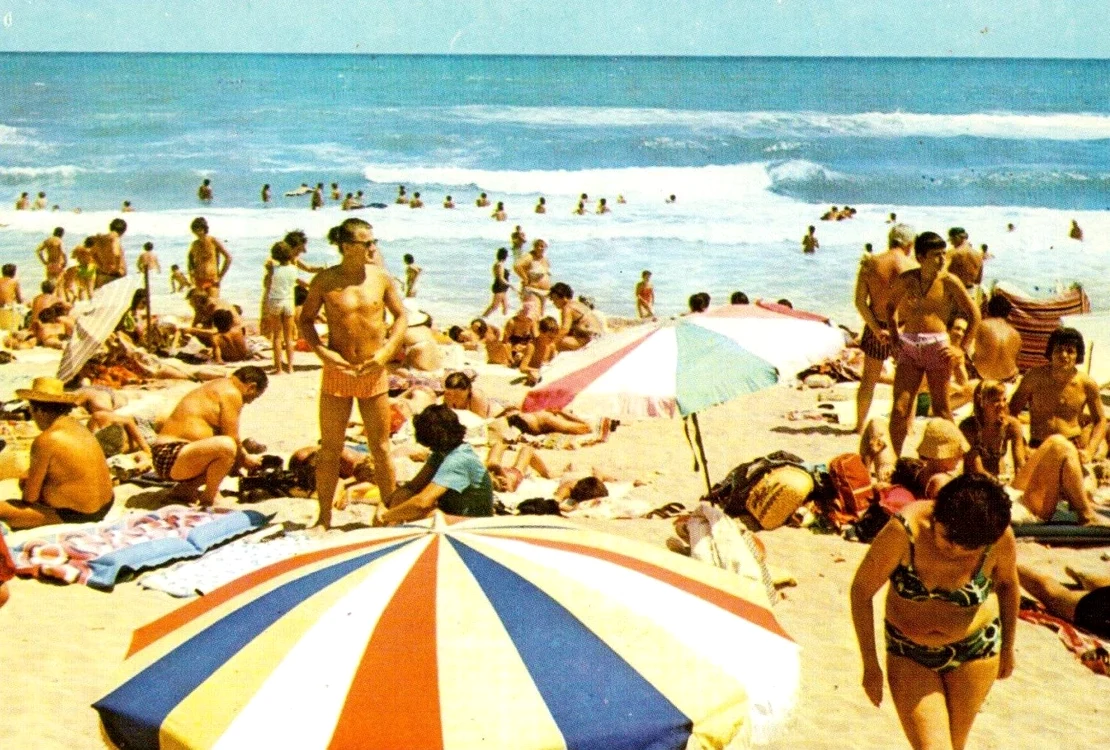 
    În anii ʼ70 - ʼ80, pe Litoralul românesc înflorea turismul. Plaja era mult mai întinsă şi spaţiul verde nu era ciopârţit de construcţii hidoaseFOTO: historia.ro  